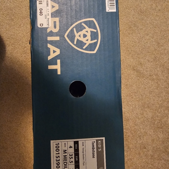 Brand new Ariat Kids Size 4 boots - Picture 2 of 4